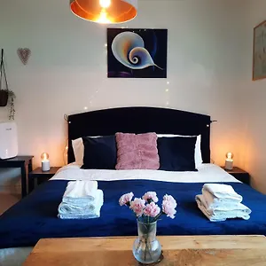 Super King Bedroom With Large Ensuite Brighton